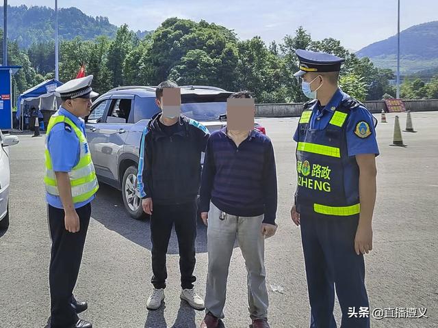 老人迷路误入高速 暖心救助获赠锦旗