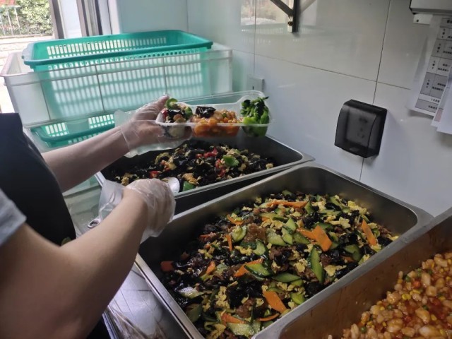 老年餐桌”全力保障，养老服务24小时在线，东城织密织牢养老机构疫情防控安全网